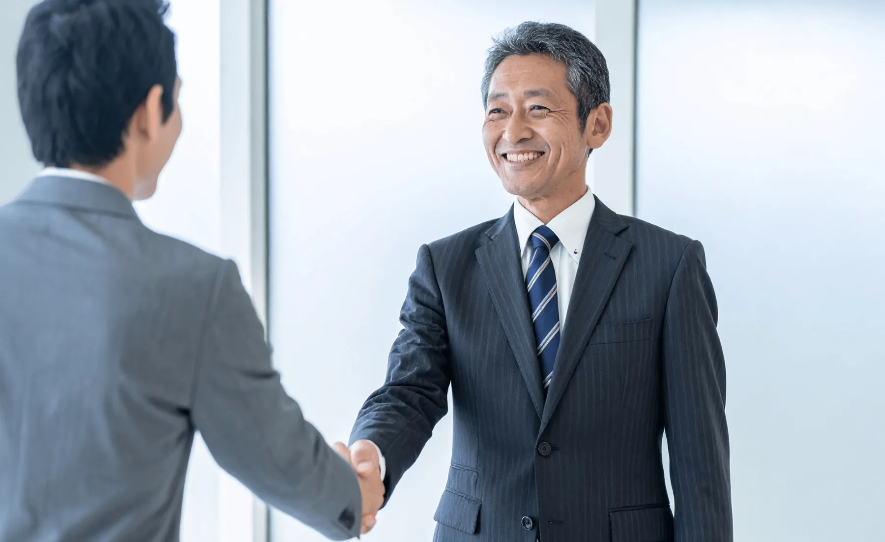 握手するビジネスマン